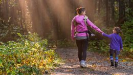 Une femme et un enfant se promènent dans la forêt