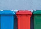 Poubelles de différentes couleur pour le tri des déchets