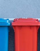 Poubelles de différentes couleur pour le tri des déchets