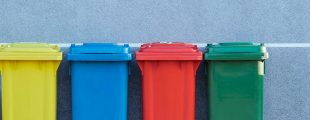 Poubelles de différentes couleur pour le tri des déchets