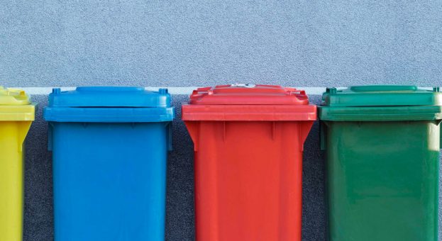 Poubelles de différentes couleur pour le tri des déchets