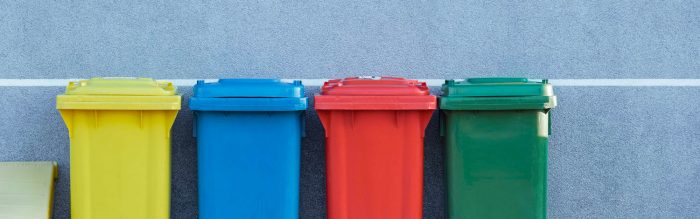 Poubelles de différentes couleur pour le tri des déchets