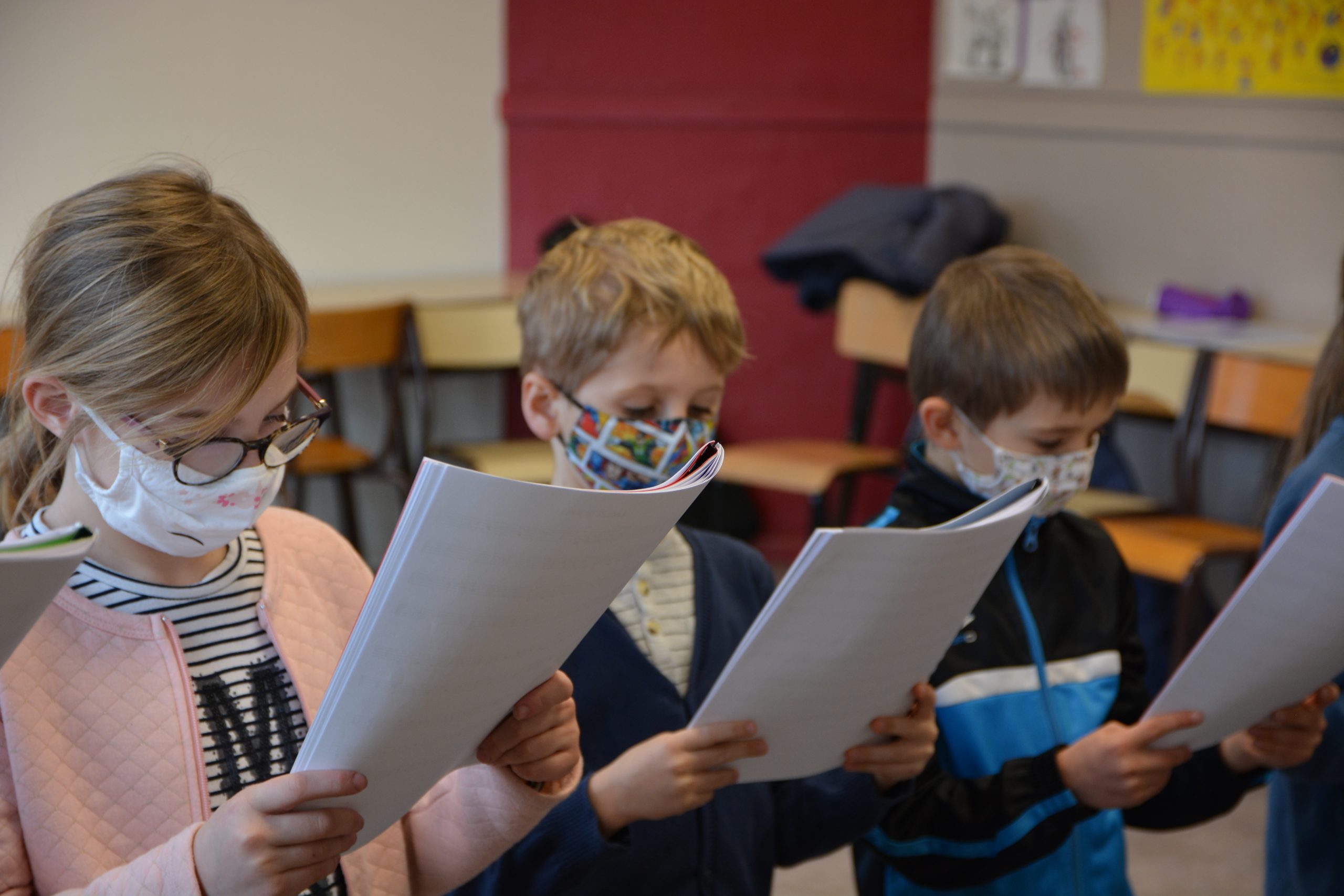 Enfants qui lisent une partition de musique