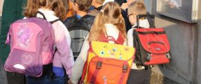 Des enfants avec un cartable sur le dos allant à l'école